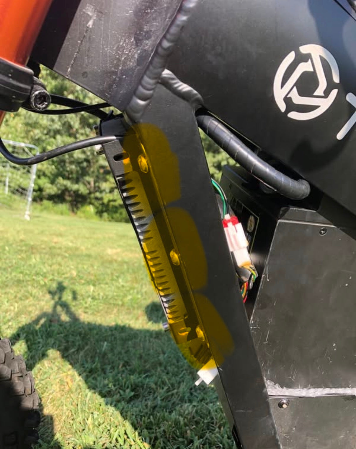Tuttio controller bolts